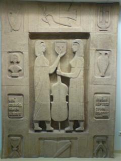 Plasztikus ker&aacute;mia kompoz&iacute;ci&oacute; (1971) a KMKK előcsarnok&aacute;ban